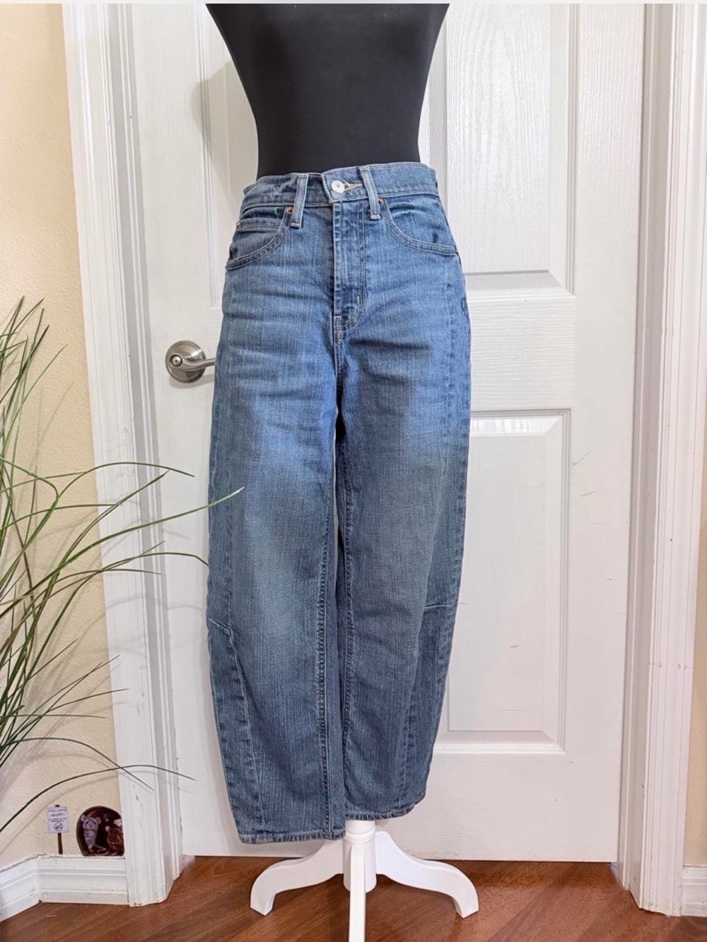 Old Navy High-Rise Barrel Leg Jeans Women’s Size 2 Medium Wash Denim